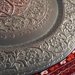 金属工芸品の街、モラダバードから　ブラック　花と更紗模様の手彫りアルミ製　モロカントレイ〔約69cm〕 - サブ5