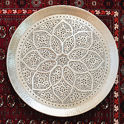 金属工芸品の街、モラダバードから　フラワーマンダラ模様の手彫りアルミ製　モロカントレイ〔約68cm〕 - サブ2