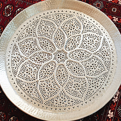 金属工芸品の街、モラダバードから　フラワーマンダラ模様の手彫りアルミ製　モロカントレイ〔約68cm〕 - サブ3