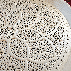 金属工芸品の街、モラダバードから　フラワーマンダラ模様の手彫りアルミ製　モロカントレイ〔約68cm〕 - サブ4