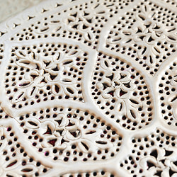 金属工芸品の街、モラダバードから　フラワーマンダラ模様の手彫りアルミ製　モロカントレイ〔約68cm〕 - サブ5