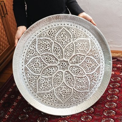 金属工芸品の街、モラダバードから　フラワーマンダラ模様の手彫りアルミ製　モロカントレイ〔約68cm〕