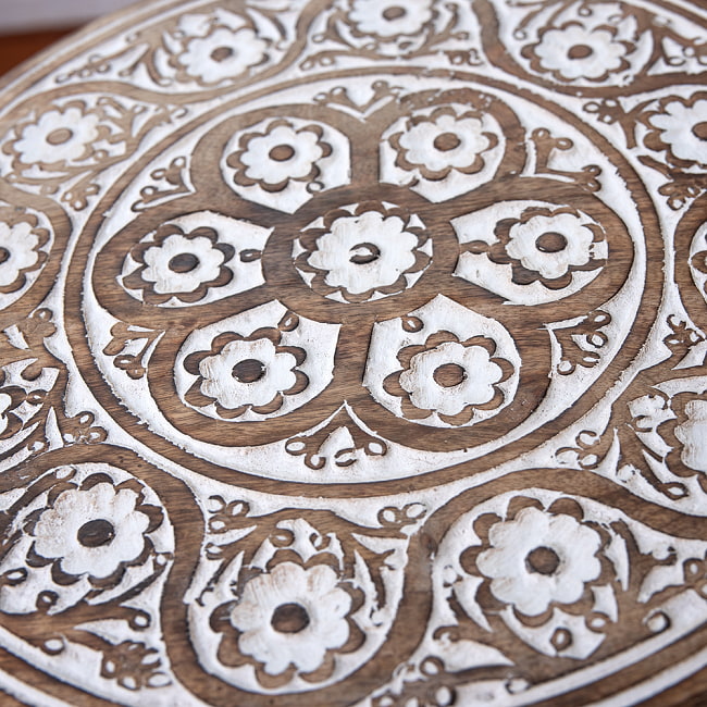 【直径35cm】フラワーマンダラの彫刻が美しいサイドテーブル ホワイト 3 - 丁寧な手仕事により緻密に彫られています。