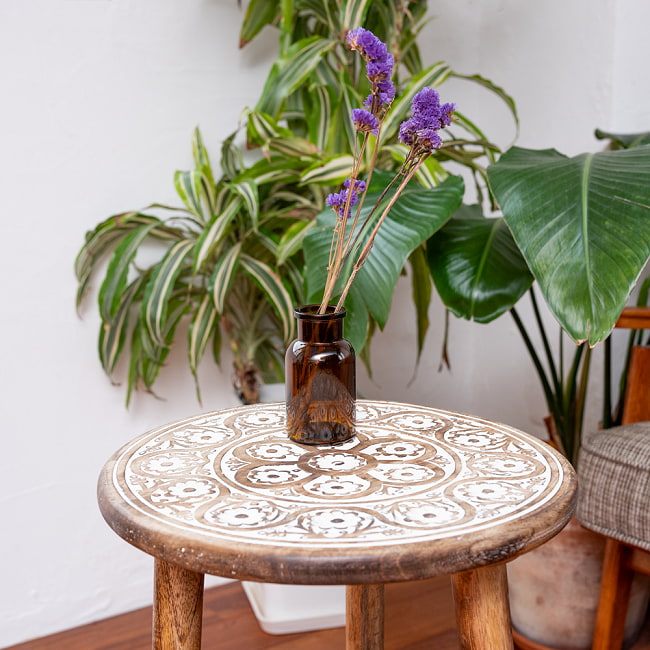【直径35cm】フラワーマンダラの彫刻が美しいサイドテーブル ホワイト 4 - テーブルとして飲み物を置いたり、お花を生けても素敵なサイズ感です。
