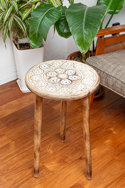 【直径35cm】フラワーマンダラの彫刻が美しいサイドテーブル ホワイトの商品写真