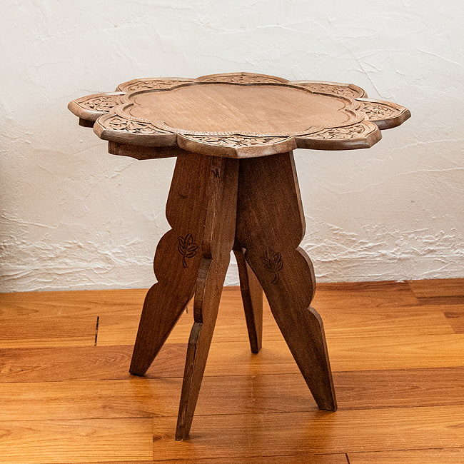 カシミールの細密彫刻 大輪花のサイドテーブル ウォールナット製 直径45.5cm 10 - 側面からの写真です。