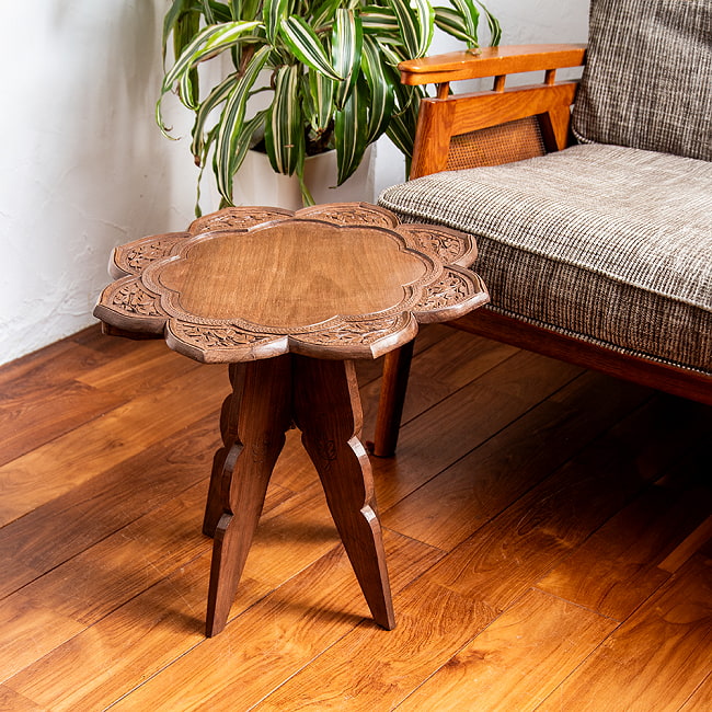 カシミールの細密彫刻 大輪花のサイドテーブル ウォールナット製 直径45.5cm 15 - 一般的なソファとのサイズ比較になります。