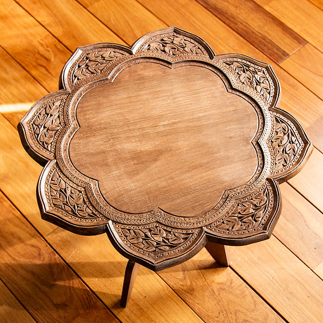 カシミールの細密彫刻 大輪花のサイドテーブル ウォールナット製 直径45.5cm 3 - ウォルナットの一枚板を贅沢に用いています。