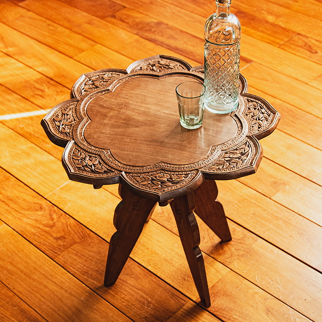 カシミールの細密彫刻 大輪花のサイドテーブル ウォールナット製 直径45.5cm 8 - 絵になるサイドテーブルです。