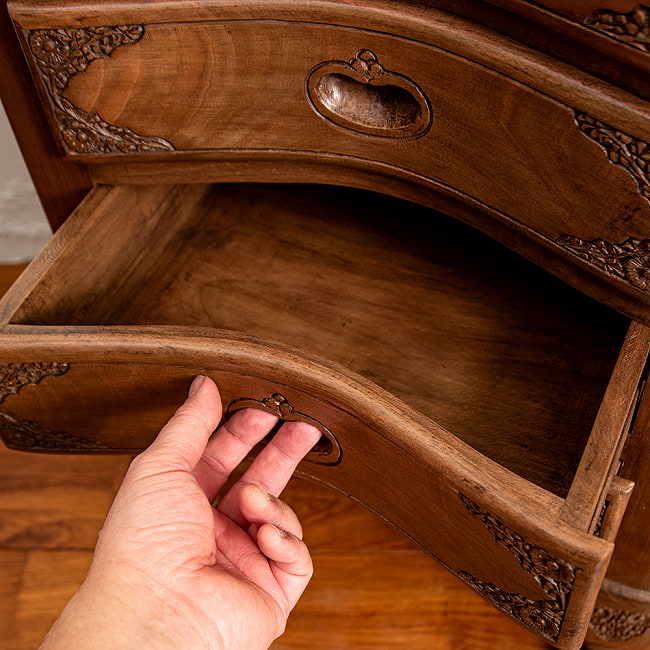 【1点もの】カシミールの細密彫刻 キドニーチェスト テーブル  ウォールナット製 高さ69.5cm 13 - スムースな開閉ができます。