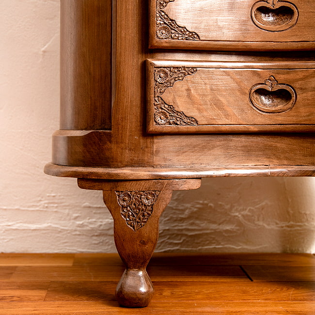 【1点もの】カシミールの細密彫刻 キドニーチェスト テーブル  ウォールナット製 高さ69.5cm 16 - 可愛らしい脚です。