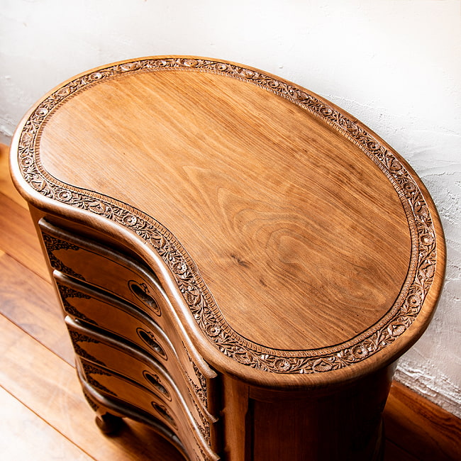 【1点もの】カシミールの細密彫刻 キドニーチェスト テーブル  ウォールナット製 高さ69.5cm 4 - キドニーの形をしたチェストです。
