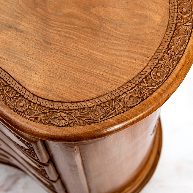 【1点もの】カシミールの細密彫刻 キドニーチェスト テーブル  ウォールナット製 高さ69.5cm 5 - 丁寧な彫りこみです。