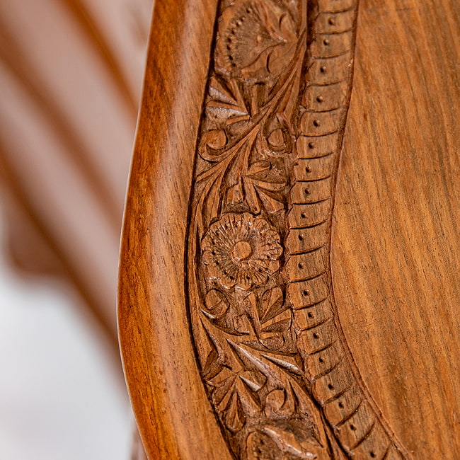 【1点もの】カシミールの細密彫刻 キドニーチェスト テーブル  ウォールナット製 高さ69.5cm 7 - 細部を見てみました。