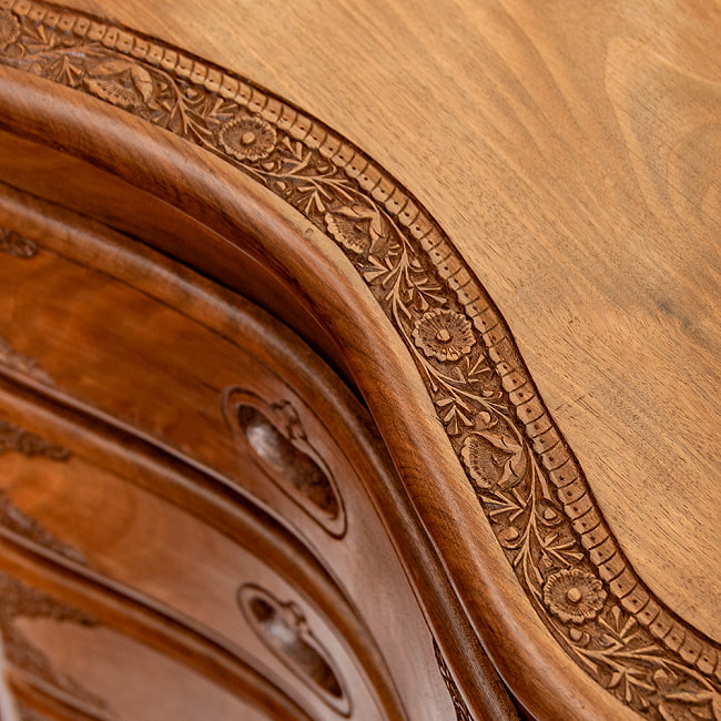 【1点もの】カシミールの細密彫刻 キドニーチェスト テーブル  ウォールナット製 高さ69.5cm 8 - 滑らかな曲線が美しいですね。