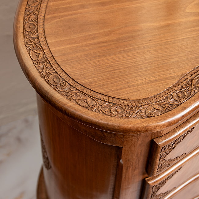 【1点もの】カシミールの細密彫刻 キドニーチェスト テーブル  ウォールナット製 高さ69.5cm 9 - うっとりする造形です。