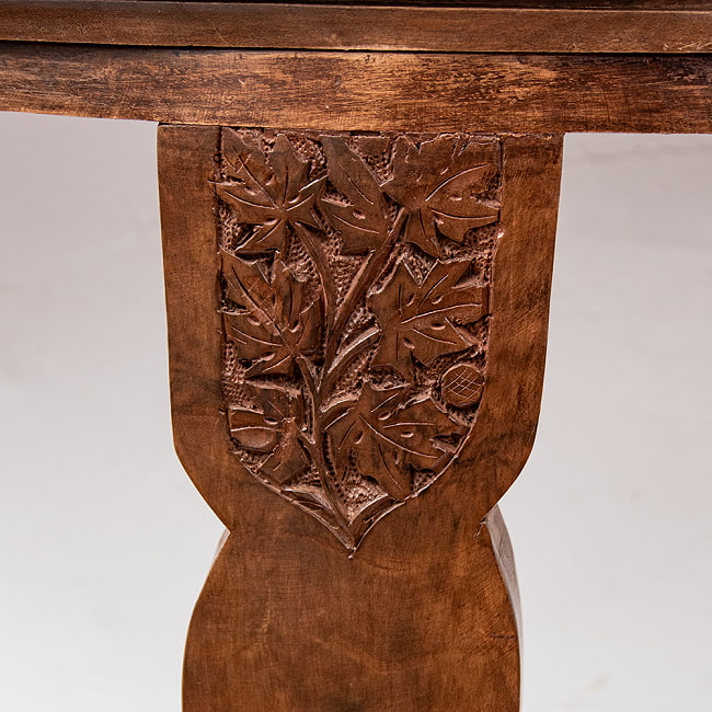 【1点もの】カシミールの細密彫刻 ハーフラウンドテーブル  ウォールナット製 横幅102cm程度 11 - 前面の脚の彫刻です。