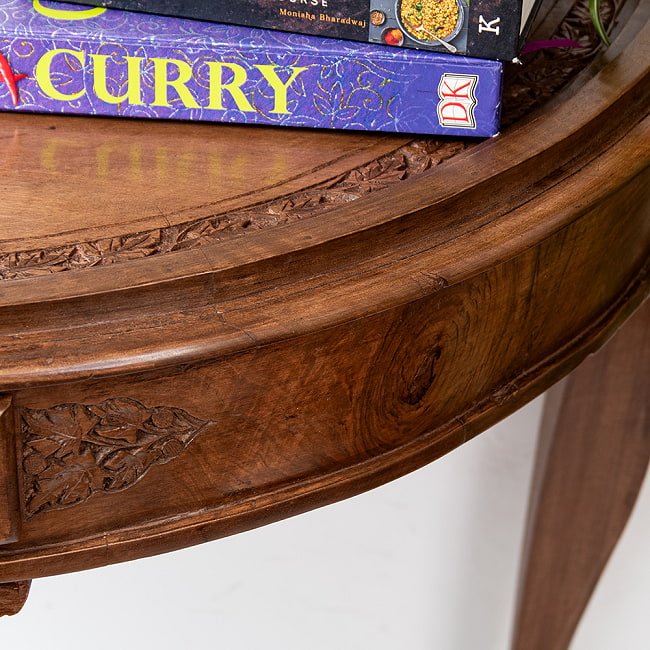 【1点もの】カシミールの細密彫刻 ハーフラウンドテーブル  ウォールナット製 横幅102cm程度 6 - 滑らかな曲線が美しいですね。