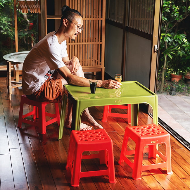 〔大型宅配便〕【自由に選べる8個SET】Viet Nhat社製 本場ベトナム 屋台テーブル 重ね収納OK! テラスなど屋外で使える スタッキングテーブル アウトドア テーブル 机〔足滑り止め付き〕 5 - 現地では、路上にお店を出して、このテーブルでビールやコーヒー、フォーなどさまざまな飲食用に使われています。