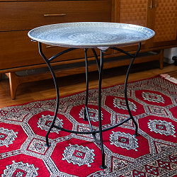 〔天板＋折り畳める鉄製スタンドセット〕金属工芸品の街、モラダバードから　槌目模様の手打ちアルミ製　モロカントレイ〔約47.5cm〕 - サブ4