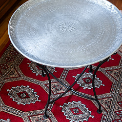 〔天板＋折り畳める鉄製スタンドセット〕金属工芸品の街、モラダバードから　槌目模様の手打ちアルミ製　モロカントレイ〔約47.5cm〕 - サブ5