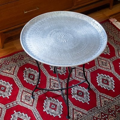 〔天板＋折り畳める鉄製スタンドセット〕金属工芸品の街、モラダバードから　槌目模様の手打ちアルミ製　モロカントレイ〔約47.5cm〕