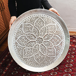 〔天板＋折り畳める木製脚セット〕金属工芸品の街、モラダバードから　フラワーマンダラ模様の手彫りアルミ製　モロカントレイテーブル〔約68cm〕 - サブ3