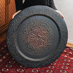 〔天板＋折り畳める木製脚セット〕金属工芸品の街、モラダバードから　ブラック　花と更紗模様の手彫りアルミ製　モロカントレイテーブル〔約69cm〕 - サブ3