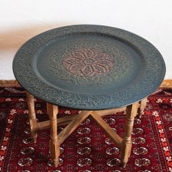 〔天板＋折り畳める木製脚セット〕金属工芸品の街、モラダバードから　ブラック　花と更紗模様の手彫りアルミ製　モロカントレイテーブル〔約69cm〕