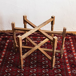 〔天板＋折り畳める木製脚セット〕金属工芸品の街、モラダバードから　花模様の手彫りアルミ製　モロカントレイテーブル〔約68cm〕 - サブ2