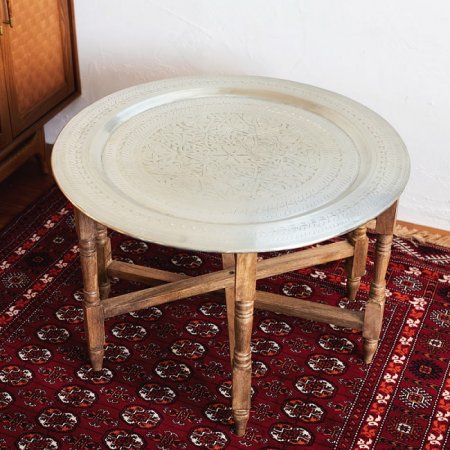 〔天板+折り畳める木製脚セット〕金属工芸品の街、モラダバードから 花模様の手彫りアルミ製 モロカントレイテーブル〔約68cm〕