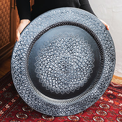 〔天板＋折り畳める木製脚セット〕金属工芸品の街、モラダバードから　ブルーブラック　花模様の手彫りアルミ製　モロカントレイテーブル〔約67.5cm〕 - サブ3