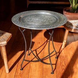 〔天板＋折り畳める鉄製スタンドセット〕金属工芸品の街、モラダバードから　花模様の手彫りアルミ製　モロカントレイ〔約47.5cm〕