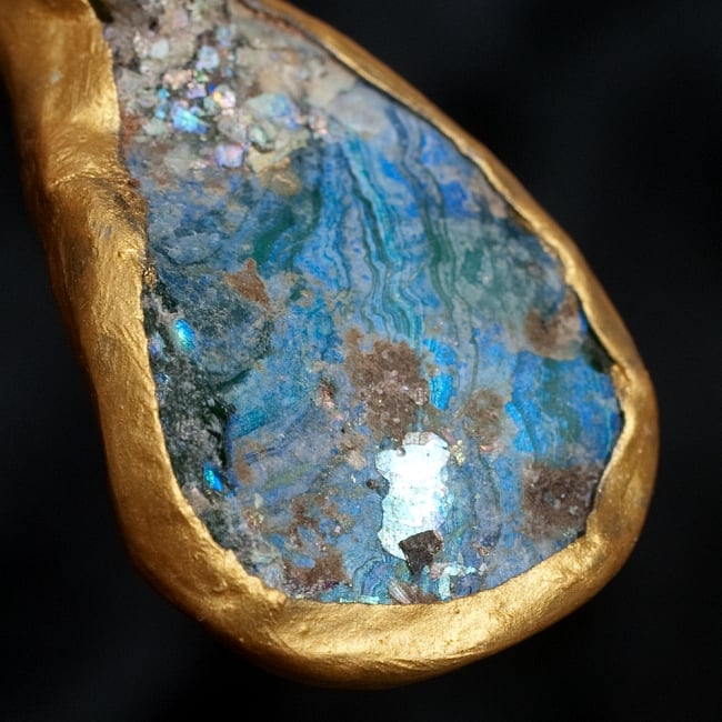 [一点もの]ローマングラスのペンダント 3 - ガラスの部分を拡大してみました