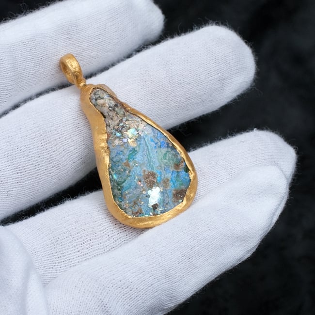 [一点もの]ローマングラスのペンダント 6 - サイズ比較のために手に持ってみました