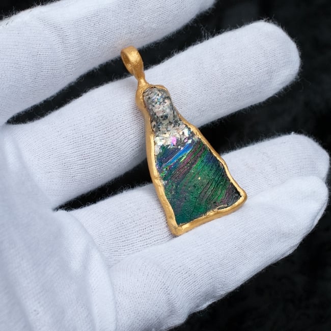 [一点もの]ローマングラスのペンダント 6 - サイズ比較のために手に持ってみました