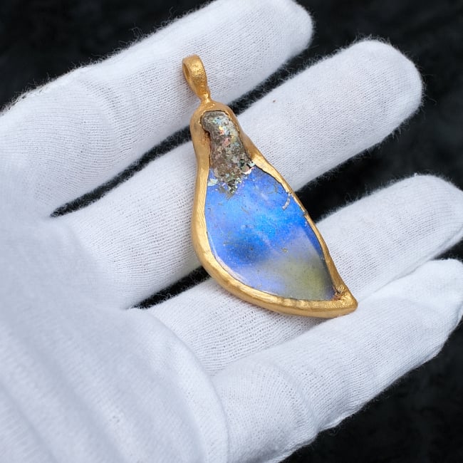 [一点もの]ローマングラスのペンダント 6 - サイズ比較のために手に持ってみました