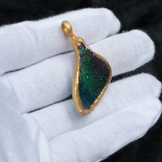 [一点もの]ローマングラスのペンダント 6 - サイズ比較のために手に持ってみました