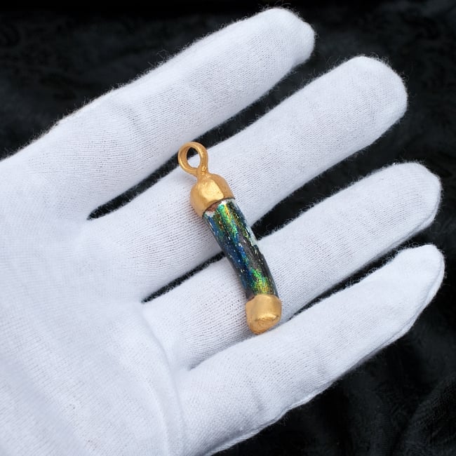 [一点もの]ローマングラスのペンダント 6 - サイズ比較のために手に持ってみました