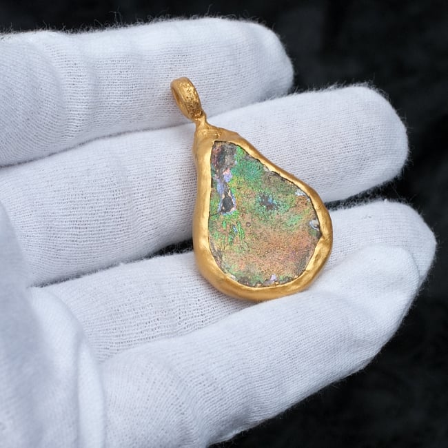 [一点もの]ローマングラスのペンダント 6 - サイズ比較のために手に持ってみました