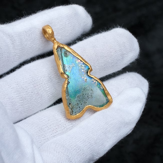 [一点もの]ローマングラスのペンダント 6 - サイズ比較のために手に持ってみました