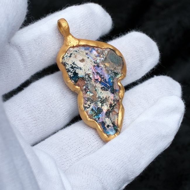 [一点もの]ローマングラスのペンダント 6 - サイズ比較のために手に持ってみました