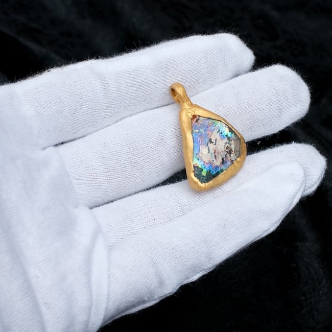 [一点もの]ローマングラスのペンダント 6 - サイズ比較のために手に持ってみました