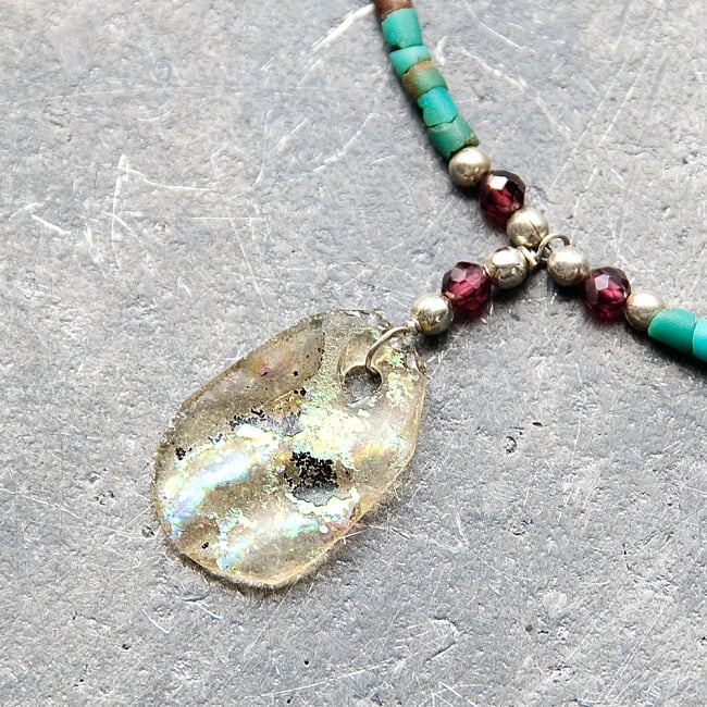 〔一点もの〕ターコイズとローマングラスのペンダント付きネックレス ローマ時代からの贈り物 2 - ローマングラスペンダントの裏面です