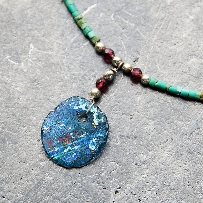 〔一点もの〕ターコイズとローマングラスのペンダント付きネックレス ローマ時代からの贈り物 2 - ローマングラスペンダントの裏面です