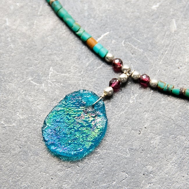 〔一点もの〕ターコイズとローマングラスのペンダント付きネックレス ローマ時代からの贈り物 2 - ローマングラスペンダントの裏面です