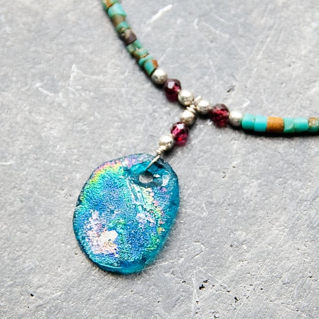 〔一点もの〕ターコイズとローマングラスのペンダント付きネックレス ローマ時代からの贈り物の写真ターコイズ,天然石,ローマンガラス,ローマングラス,ペンダントトップ,ネックレス,古代ガラス