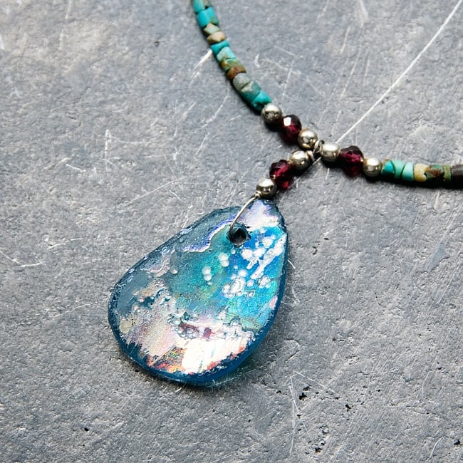 〔一点もの〕ターコイズとローマングラスのペンダント付きネックレス ローマ時代からの贈り物 2 - ローマングラスペンダントの裏面です