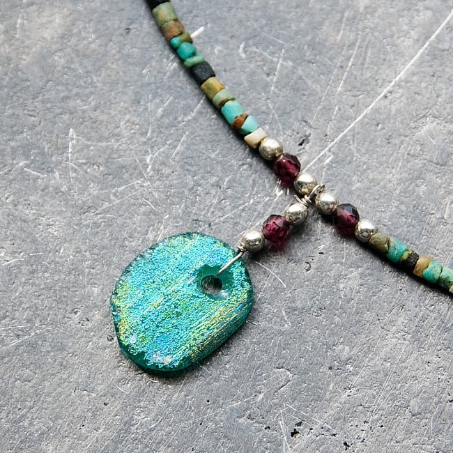 〔一点もの〕ターコイズとローマングラスのペンダント付きネックレス ローマ時代からの贈り物 2 - ローマングラスペンダントの裏面です