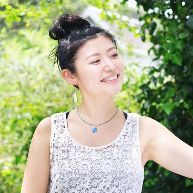 〔一点もの〕ターコイズとローマングラスのペンダント付きネックレス ローマ時代からの贈り物 3 - 同ジャンル品の着用例です。